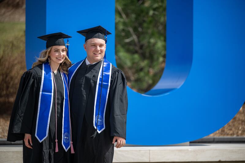 Los graduados de BYU–Idaho se reúnen en el campus de Rexburg, Idaho, para las ceremonias de graduación y colación de grados el viernes 10 de abril de 2026.