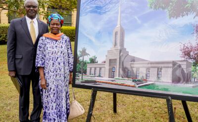 El élder Joseph Sitati y la hermana Gladys Sitati con una representación artística del Templo de Kenia Nairobi en los servicios de la primera palada del 11 de septiembre de 2021.