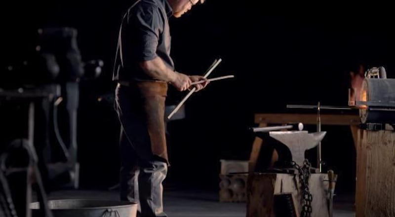 Una imagen del video "Refiner's Fire", que demuestra cómo las pruebas refinan a los individuos.