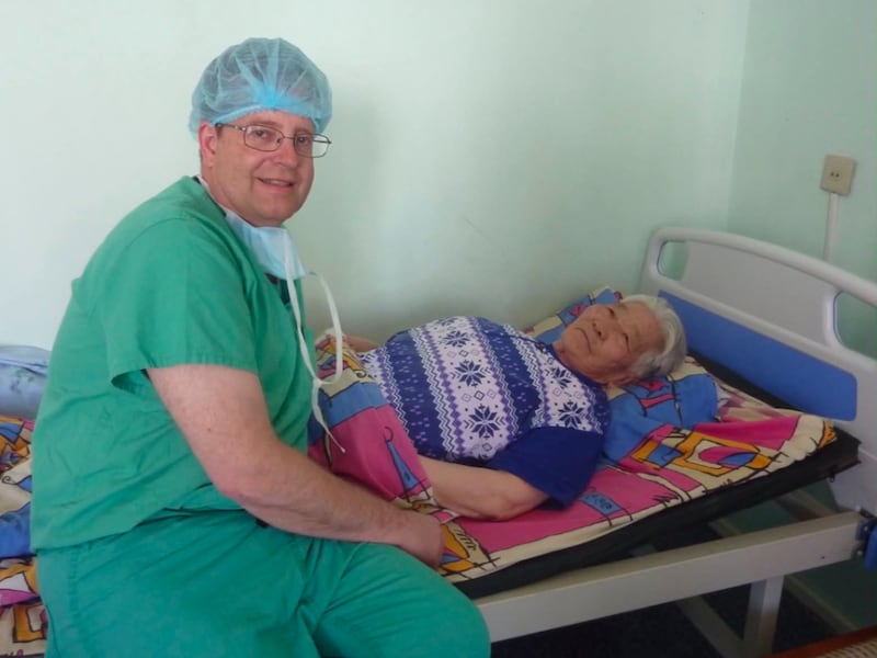 El Dr. Raymond R. Price, MD, con una paciente de 85 años después de una cirugía laparoscópica exitosa en Mongolia.