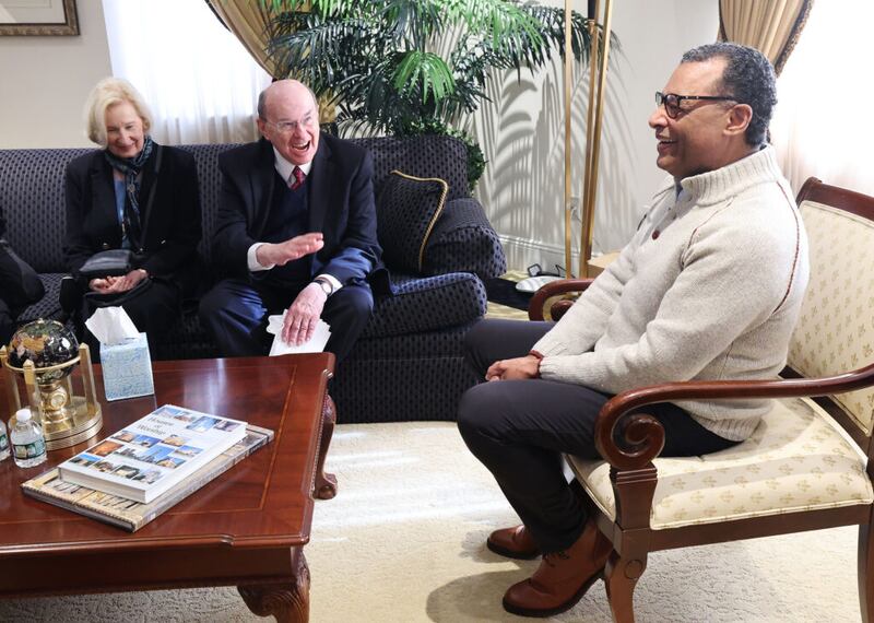 El élder Quentin L. Cook, centro, del Cuórum de los Doce Apóstoles de la Iglesia de Jesucristo de los Santos de los Últimos Días, y su esposa, la hermana Mary G. Cook, se reúnen con el reverendo A.R. Bernard en el Centro Comunitario Cristiano en Brooklyn, Nueva York, el viernes 4 de marzo de 2022. La Iglesia de Jesucristo de los Santos de los Últimos Días donó un camión lleno de alimentos.