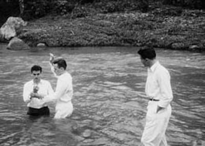 El élder Arthur Kocherhans bautiza a Víctor López en un río cerca de San José en 1949. El hermano López fue el primer costarricense nativo en ser bautizado en su país. Ese mismo día se bautizaron otros cinco costarricenses.