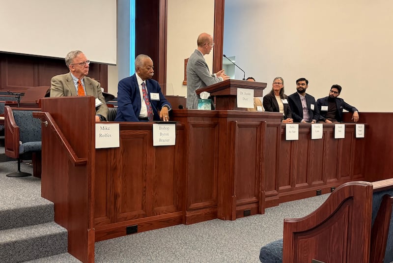 Los oradores se sientan juntos en la plataforma durante una reunión interreligiosa en Chicago, Illinois, el 14 de octubre de 2026.