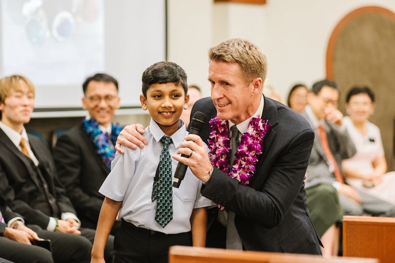 El presidente general de los Hombres Jóvenes, Timothy L. Farnes, interactúa con un joven durante un devocional. El presidente Farnes ministró a jóvenes y miembros en Camboya, Singapur y Malasia del 21 al 31 de mayo de 2026.
