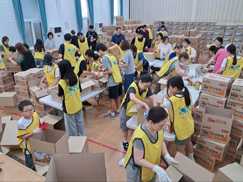 Miembros de la Estaca Busan Corea empacan cajas para adultos mayores en Busan, Corea del Sur, el 13 de julio de 2026.