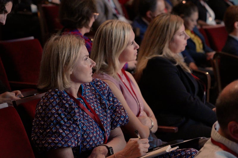 Los participantes del Foro sobre la Fe escuchan al élder Ulisses Soares del Cuórum de los Doce Apóstoles hablar en el Centro Skirball de las Artes Escénicas de la Universidad de Nueva York en Greenwich Village el miércoles, 14 de octubre de 2026.
