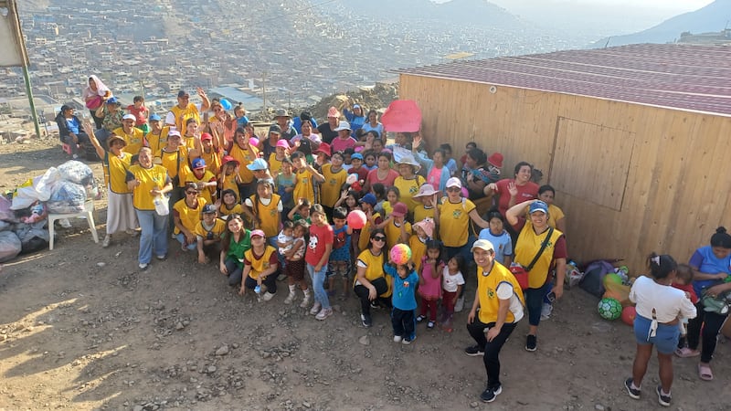Los niños de la Primaria de la Estaca Lima Perú Comas sonríen con otros niños en la comunidad de Los Coyes después de una actividad de servicio de la Primaria el 6 de octubre de 2026.