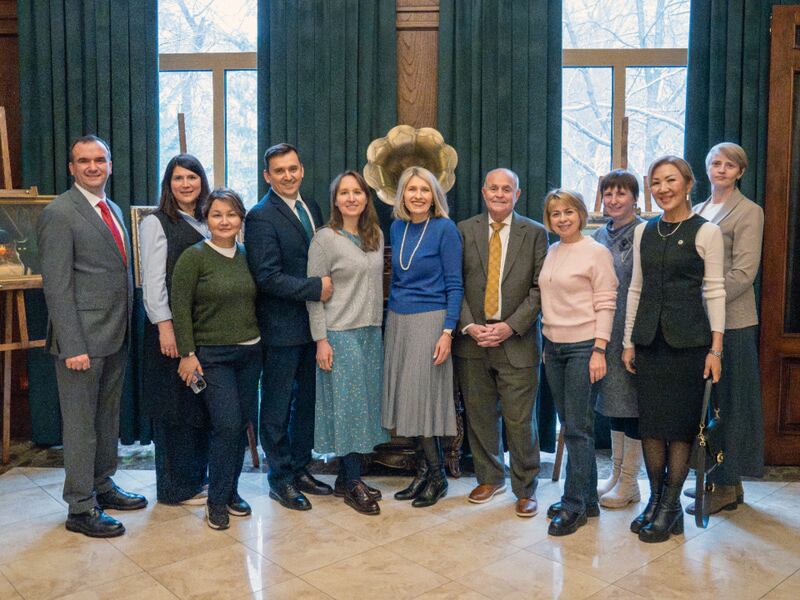 La presidenta Camille N. Johnson, su esposo y líderes del Área Eurasia se reúnen con neonatólogos en Biskek, Kirguistán, el sábado 28 de febrero de 2026.