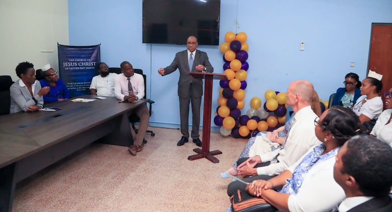 El Élder Ahmad S. Corbitt, Autoridad General de los Setenta y miembro de la presidencia del Área del Caribe de la Iglesia, habla en un evento donde la Iglesia donó equipo médico a dos hospitales en Jamaica.