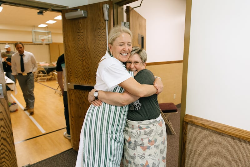 Miembros de la Iglesia se abrazan en una capilla en Spokane mientras sirven comidas a los evacuados el domingo, 2 de agosto de 2026.