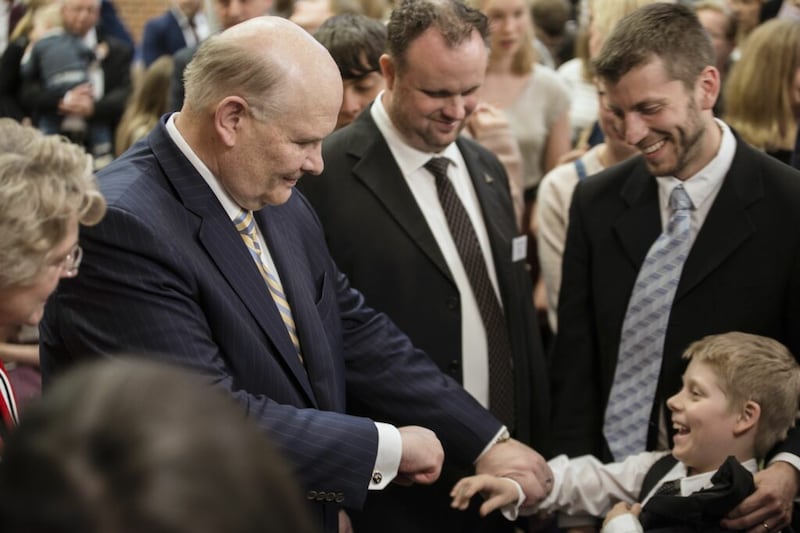 El élder Dale G. Renlund, del Cuórum de los Doce Apóstoles, y su esposa, la hermana Ruth L. Renlund, visitan con los miembros de la Iglesia en Suecia durante una visita al país el 29 de abril.