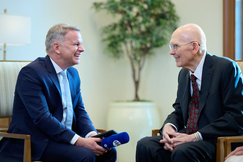 El Presidente Dallin H. Oaks, a la derecha, es entrevistado por el presentador de noticias de SBT Leandro Magalhães el 15 de agosto de 2026 en Brasil.