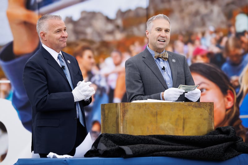 El presidente de BYU, C. Shane Reese, y el bibliotecario universitario de BYU, Rick Anderson, abren una cápsula del tiempo en el Día del Fundador, 16 de octubre de 2025, en Brigham Square en Provo, Utah.