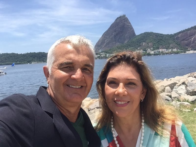 Tita (Milton Queiroz de Paixão), izquierda, es fotografiado con su esposa, Sandra. Son padres de cin