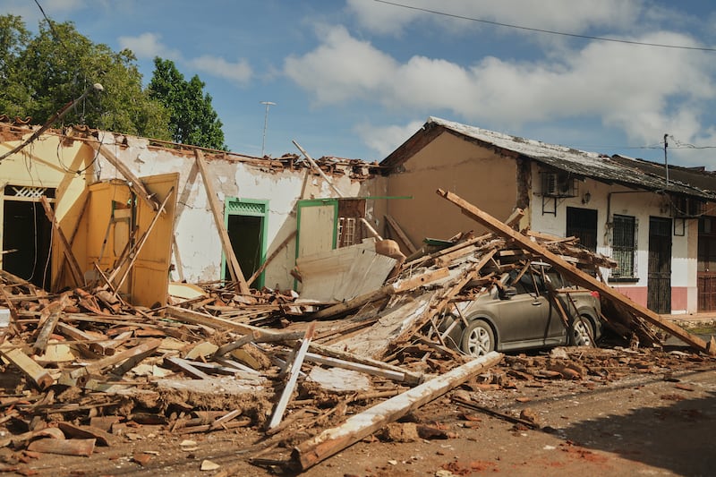 Un auto está cubierto por escombros de casas dañadas por un terremoto en Villa de los Santos, Panamá, sábado 10 de octubre de 2026.