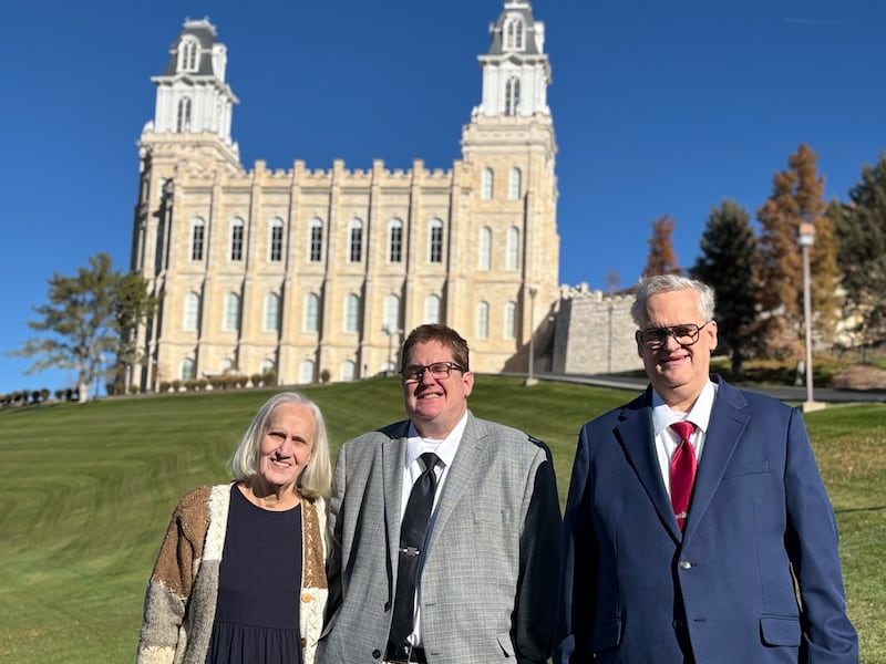 De izquierda a derecha, Kris Sorensen y sus hijos, Matthew Sorensen y Daniel Sorensen, están de pie frente al Templo de Manti, Utah, después de realizar bautismos por los difuntos el 10 de octubre de 2025.