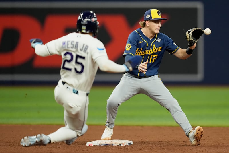 El campo corto de los Milwaukee Brewers, Cooper Pratt, saca a Victor Mesa Jr. de los Tampa Bay Rays en la segunda base después de que Nick Fortes conecta un doble play durante la sexta entrada del Juego 3 de la Serie Mundial de las Grandes Ligas, el lunes 26 de octubre de 2026, en St. Petersburg, Florida, entre los Milwaukee Brewers y los Tampa Bay Rays.