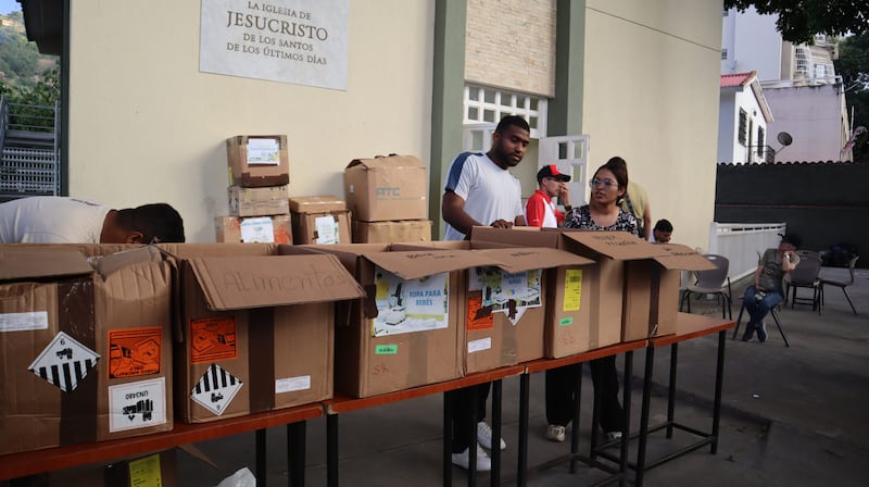 Voluntarios y misioneros de La Iglesia de Jesucristo de los Santos de los Últimos Días preparan artículos para los afectados por los terremotos gemelos en Venezuela el sábado, 27 de junio de 2026.