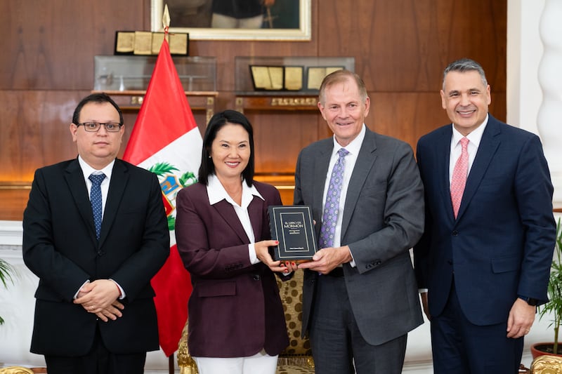 El élder Gary E. Stevenson del Cuórum de los Doce Apóstoles, centro derecha, de La Iglesia de Jesucristo de los Santos de los Últimos Días con la presidenta de Perú Keiko Fujimori Higuchi, centro izquierda, como parte de un ministerio en el país sudamericano el jueves, 27 de agosto de 2026, en el Palacio de Gobierno en Lima, Perú. El élder Stevenson fue acompañado por el élder Juan Pablo Villar, derecha, una Setenta Autoridad General y presidente del Área Noroeste de América del Sur. Fujimori fue acompañada por Marco Antonio Vinelli Ruiz, ministro de Desarrollo Agrario e Irrigación.