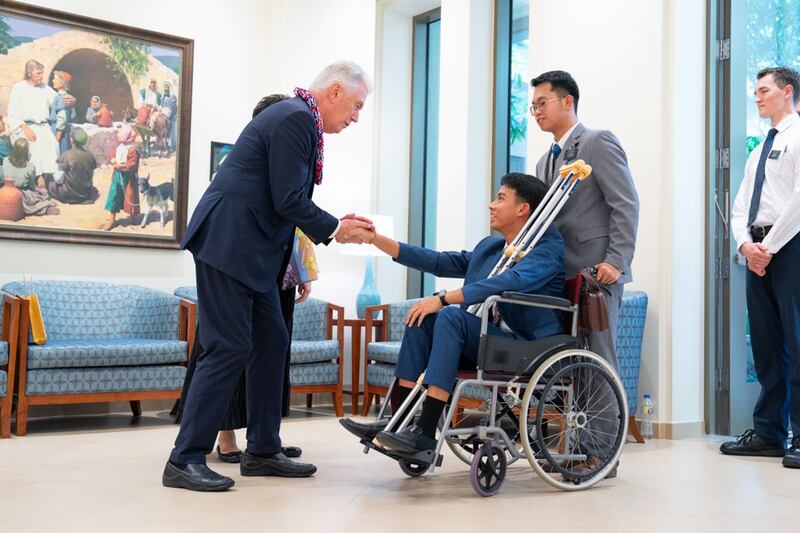 El élder Dieter Uchtdorf y la hermana Harriet Uchtdorf saludan a los misioneros de las Misiones Bangkok Este y Oeste de Tailandia.
