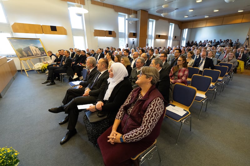 Miembros de la Iglesia, amigos e invitados asisten a la ceremonia de colocación de la primera piedra del Templo de Viena Austria en Viena, Austria, el 17 de octubre de 2026.
