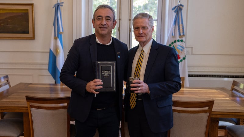 El élder David A. Bednar, del Cuórum de los Doce Apóstoles, a la derecha, posa para una foto con el intendente Pablo Javkin en el Palacio Municipal de Rosario, Argentina, el 20 de mayo de 2026.