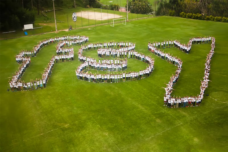 Los jóvenes forman las letras FSY (por su sigla en inglés) en un campo durante una conferencia PFJ.