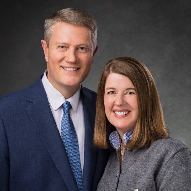 Matthew T. Wirthlin y Mary Wirthlin, quienes servirán como presidente y compañera de la Misión Albania Tirana a partir de julio de 2026.