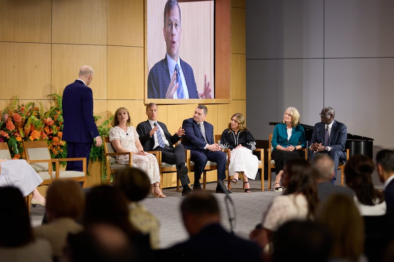 El élder Dale G. Renlund, a la izquierda, habla a los participantes de un panel en el Seminario para Nuevos Líderes de Misión 2026.