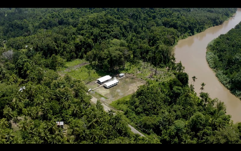 Una casa de reunión simplificada en Papúa Nueva Guinea equipada con paneles solares e internet satelital Starlink permite que las congregaciones de Santos de los Últimos Días se reúnan, estudien y participen en programas de la Iglesia en áreas remotas.