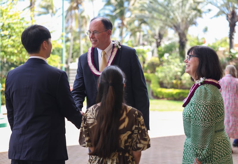 El Obispo Presidente W. Christopher Waddell y su esposa, la hermana Carol S. Waddell, saludan a estudiantes de BYU–Hawái después de una devocional en el campus celebrada en el Centro de Actividades Cannon en Laie, Hawái, el martes 13 de octubre de 2026.