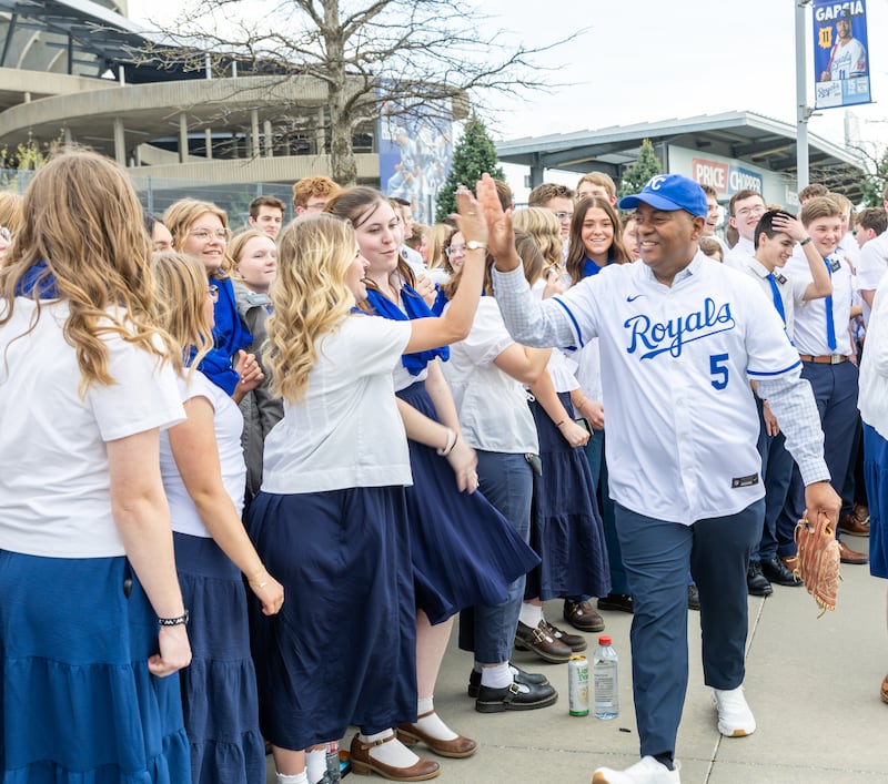 El élder G. Michael Ortiz, Setenta de Área de La Iglesia de Jesucristo de los Santos de los Últimos Días, saluda a los voluntarios en la noche de JustServe en el partido de los Kansas City Royals en Kansas City, Misuri, el jueves 9 de abril de 2026.
