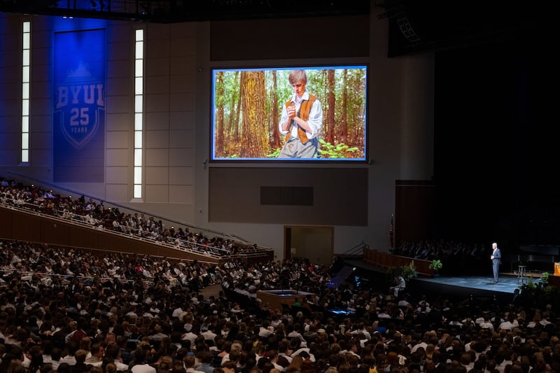 El élder Gérald Caussé, del Cuórum de los Doce Apóstoles, ofrece un devocional en BYU–Idaho el domingo, 14 de junio de 2026.