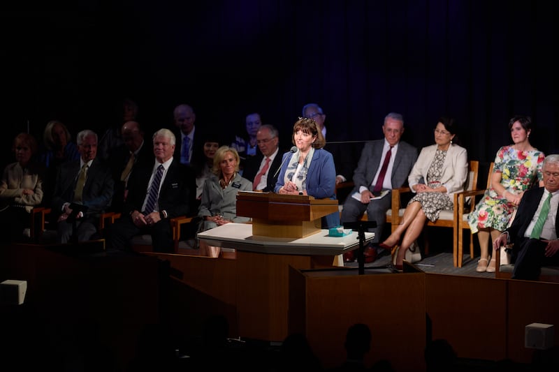 La hermana Valérie Caussé, esposa del élder Gérald Caussé, habla en un devocional como parte del Seminario para Nuevos Líderes de Misión 2026.