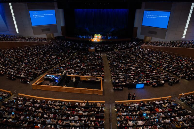 La clase de estudiantes de primer año más grande en la historia de BYU-Idaho se reunió dentro del I-Center para el devocional de apertura del semestre de otoño.