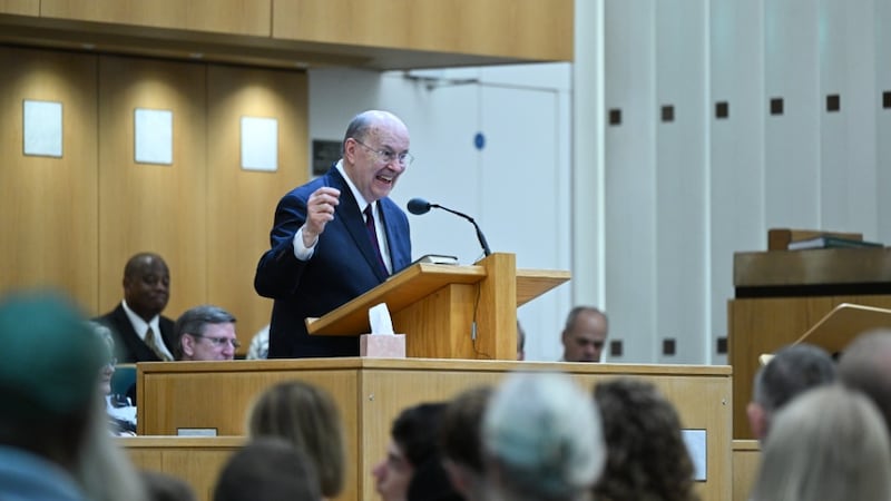 El élder Quentin L. Cook, del Cuórum de los Doce Apóstoles, se dirige a los miembros y amigos de la Iglesia en todo el Reino Unido e Irlanda en una transmisión histórica desde la capilla de Hyde Park en Londres, el domingo 24 de mayo de 2026.