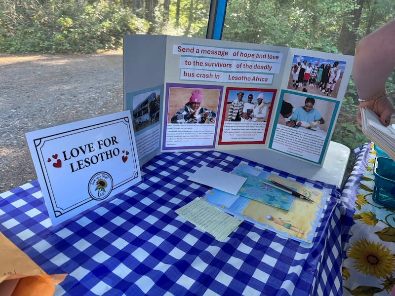 Las Mujeres Jóvenes envían "Amor por Lesotho" durante el campamento de las Mujeres Jóvenes en la Isla del Sur de Vancouver, Canadá, en agosto de 2025.
