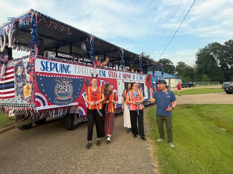 Los misioneros de la Misión Baton Rouge de Luisiana brindan servicio el 4 de julio de 2026. Más de 150 misioneros de Luisiana celebraron el 250 aniversario de Estados Unidos con 250 horas de servicio comunitario y 250 invitaciones para adorar.
