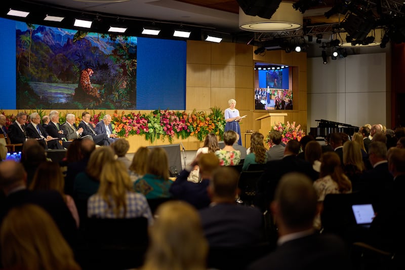 La presidenta general de las Mujeres Jóvenes, Emily Belle Freeman, miembro del Consejo Ejecutivo Misional de la Iglesia, habla durante el Seminario para Nuevos Líderes de Misión 2026 el sábado 20 de junio de 2026, en el Centro de Capacitación Misional de Provo en Provo, Utah.