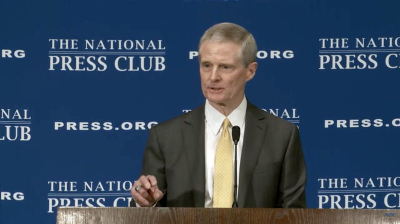 El élder David A. Bednar, del Cuórum de los Doce Apóstoles, habla en el National Press Club en Washington, D.C. el jueves, 26 de mayo de 2022.