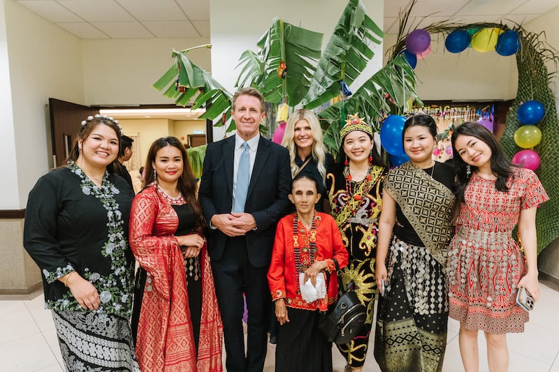 El Presidente General de los Hombres Jóvenes, Timothy L. Farnes, y su esposa, la hermana Linsey Farnes, posan para una fotografía con jóvenes durante un festival de cosecha Gawai en Sibu, Malasia, como parte de una asignación ministerial a países de Asia, del 21 al 31 de mayo de 2026.
