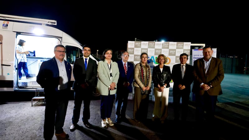 Autoridades locales de salud y gobierno se unen a líderes de la Iglesia frente a una camioneta de salud en el estacionamiento del Centro de Estaca Iquique Chile en Iquique, Chile, en julio de 2026.