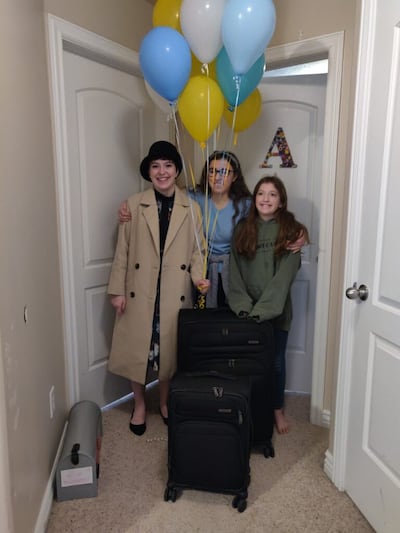 Annie (centro) y Paige (derecha) acompañan a su hermana, la hermana Aubrey Arnold (izquierda), al ingresar a su “CCM” — su habitación en la casa de los Arnold en Eagle Mountain, Utah — el 25 de marzo de 2020. Ella es una nueva misionera en capacitación asignada a servir en la Misión Nevada Las Vegas Oeste.