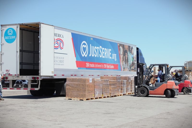 Una donación de alimentos de La Iglesia de Jesucristo de los Santos de los Últimos Días se descarga de un camión en el High Desert Second Chance en Hesperia, California, el martes, 14 de julio de 2026.