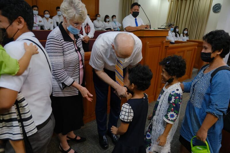 El élder Dale G. Renlund, del Cuórum de los Doce Apóstoles, estrecha la mano de los niños en Cagayán de Oro durante su visita a Filipinas del 8 al 20 de junio de 2022.