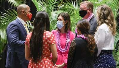La hermana Michelle D. Craig, de la presidencia general de las Mujeres Jóvenes, saluda a los estudiantes antes de dar un discurso en el devocional del campus de BYU–Hawái en Laie, Hawái, el 8 de junio de 2021.