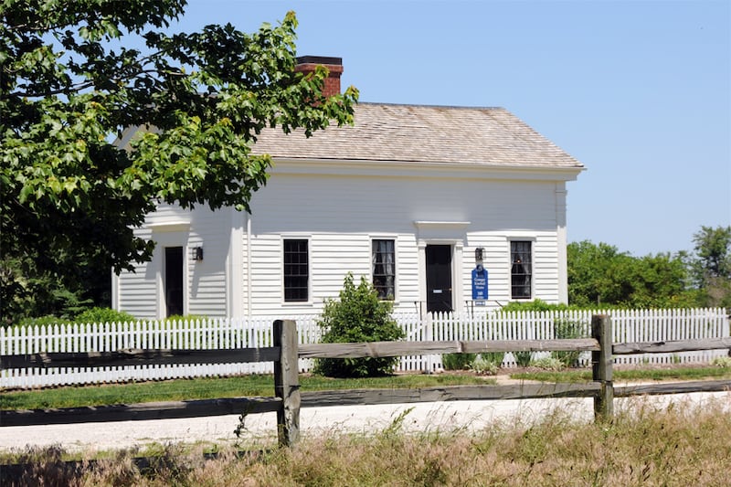 La casa de Hiram y Sarah Kimball en Nauvoo, Illinois. Sarah Melissa Granger Kimball ayudó a organizar un proyecto para hacer camisas para los hombres que trabajaban en el Templo de Nauvoo. Formaron una sociedad de mujeres que se convirtió en la Sociedad de Socorro Femenina de Nauvoo.