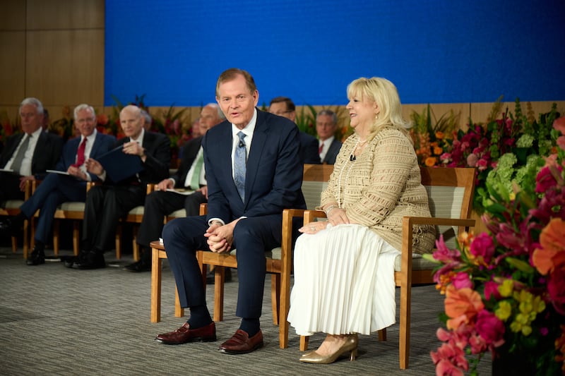 El élder Gary E. Stevenson, del Cuórum de los Doce Apóstoles, y su esposa, la hermana Lesa Stevenson, hablan juntos en el Seminario para Nuevos Líderes de Misión 2026 en el Centro de Capacitación Misional de Provo en Provo, Utah, el viernes 19 de junio de 2026.