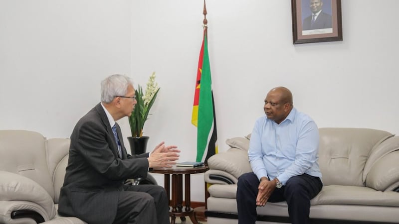 El élder Gerrit W. Gong se reúne con Manuel Rodrigues Alberto, secretario de Estado de la provincia de Sofala, en Beira, Mozambique, el 20 de mayo de 2026.