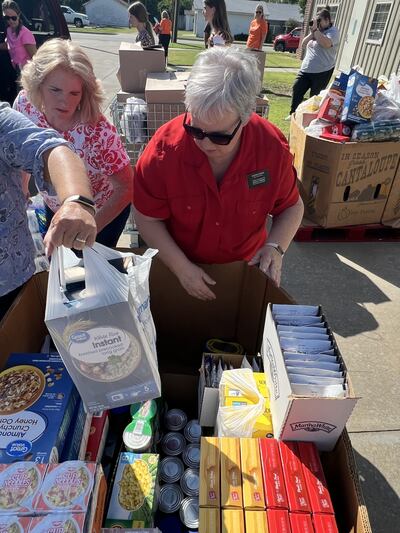Cindy Sayre, Jennie Jones y Stephanie Updike organizan donaciones de alimentos para la organización Broken Arrow Neighbors en Broken Arrow, Oklahoma, el 14 de septiembre de 2023.